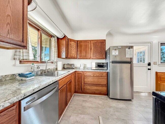 Building Photo - 1430 W Hendrickson Rd