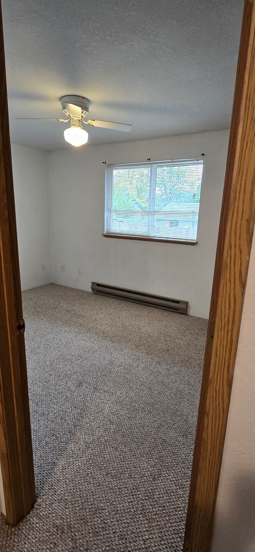 Building Photo - Four Bedroom Home with Fenced Yard in Green