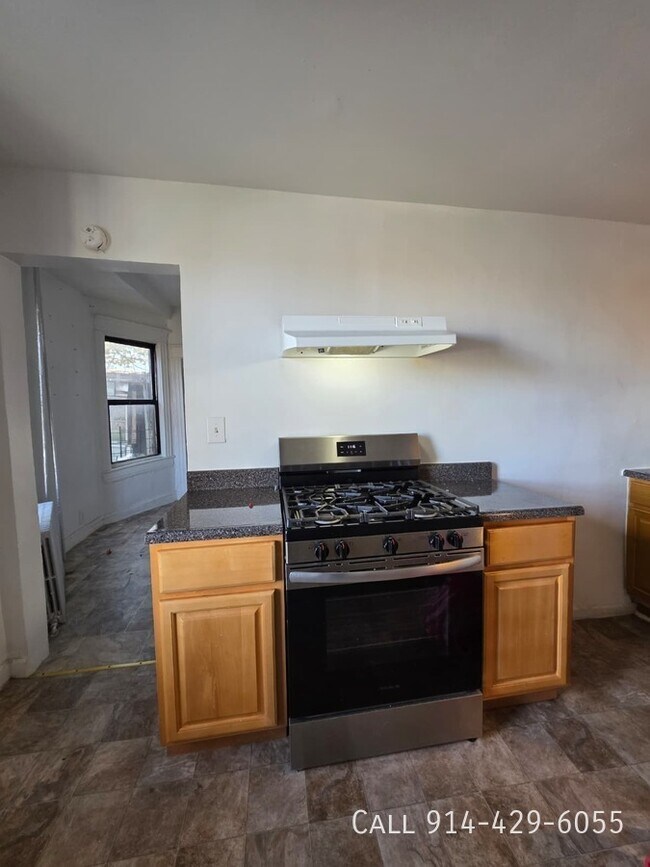 Building Photo - 33 Van Cortlandt Park Ave