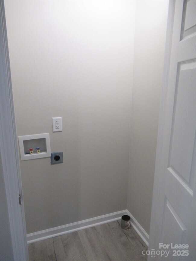 Building Photo - 1761 River Rd