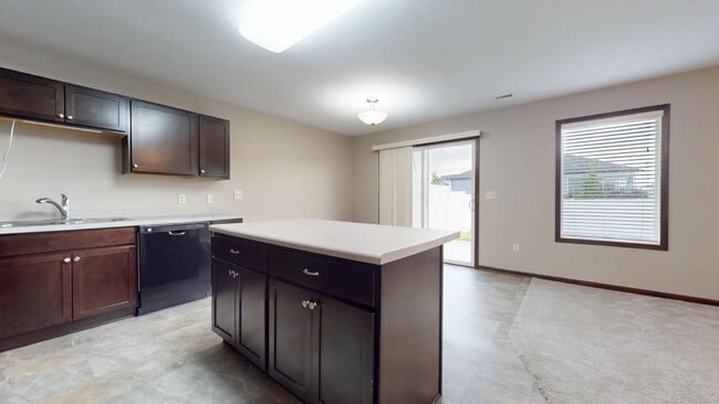 Building Photo - "Charming 3-Bed Townhouse with 2.5 Baths &...
