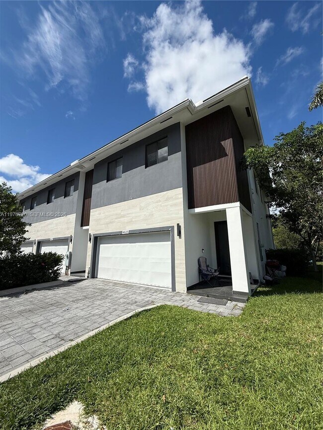 Building Photo - Southwest 32nd Avenue, Fort Lauderdale, FL 33312 - 4 BR 2 BA townhouse