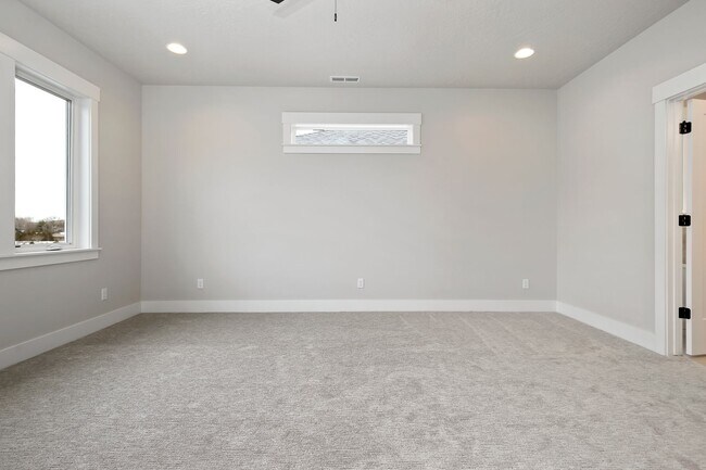Building Photo - Luxury 5 Bed, 3 Bath home with over 3,000 sq. ft.