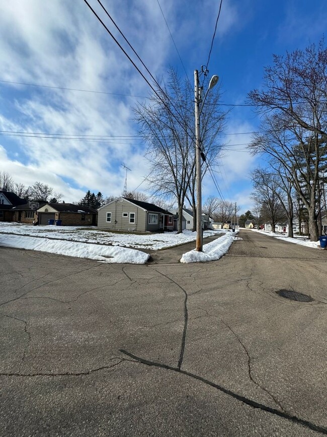 Building Photo - Beautiful 3 Bedroom 1 Bath Ranch Style Single Family Home!