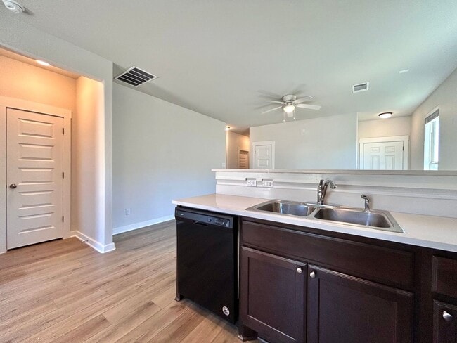 Building Photo - Spacious 3-Bed, 2-Bath Home with 2-Car Gar...