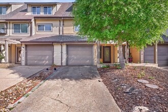 Building Photo - Fabulous Chesapeake Bay Location - Steps to Beach!