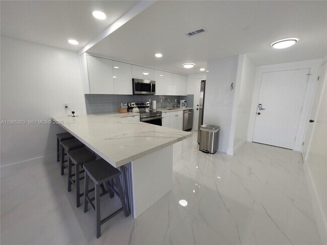 Building Photo - 400 Golden Isles Dr