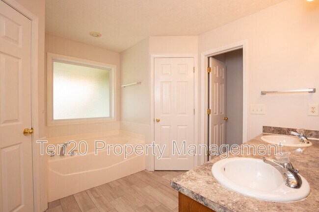 Building Photo - 6020 White Pine Dr