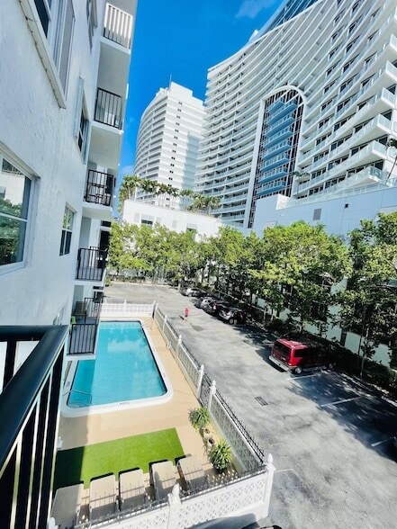 Building Photo - 3000 Riomar St