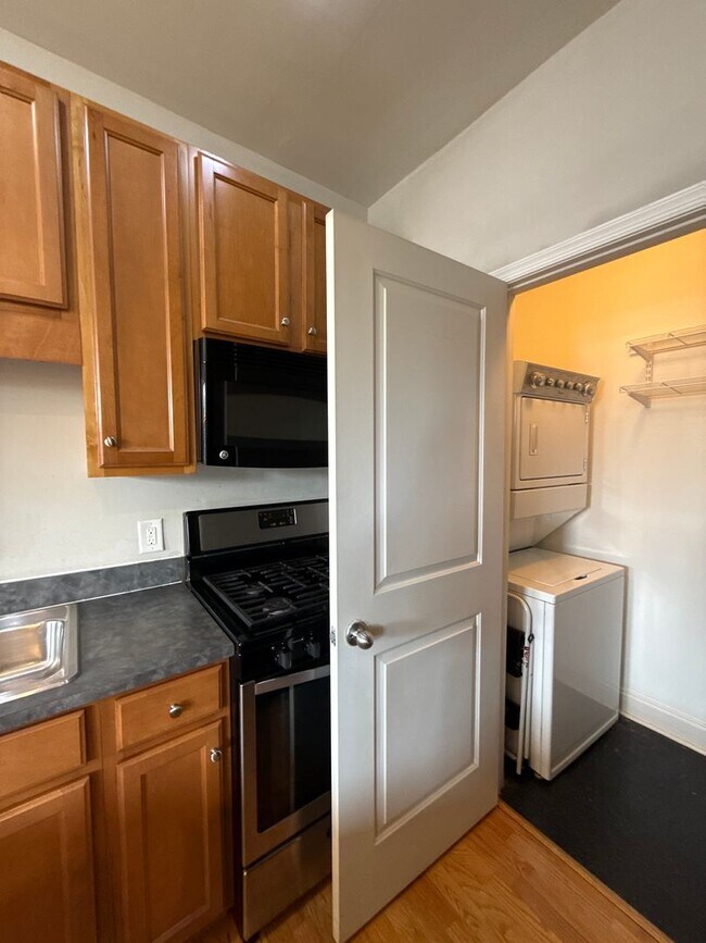 Building Photo - Elizabeth Townhome - T.R. Lawing Realty Property