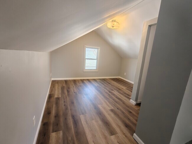 Upstairs room2 - 109 N Oak St