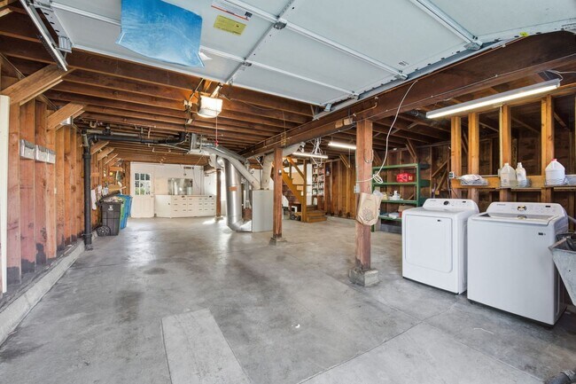 Building Photo - 347 Staples Ave