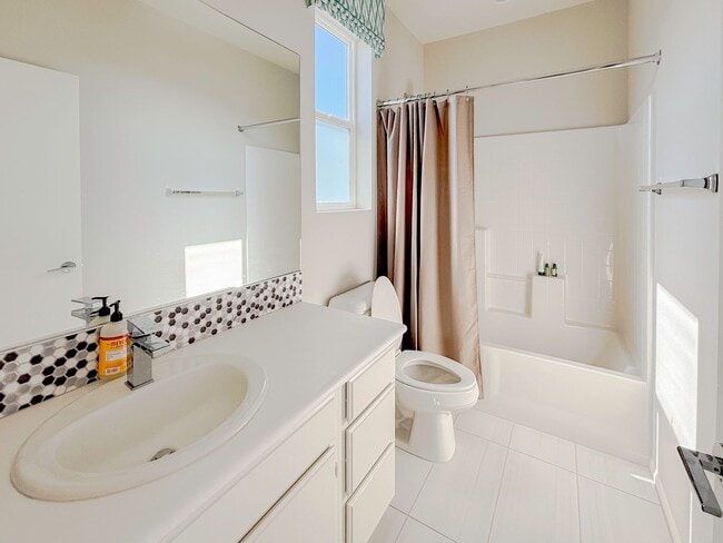Building Photo - EXQUISITE 2 BEDROOM TOWNHOME IN THE HEART ...