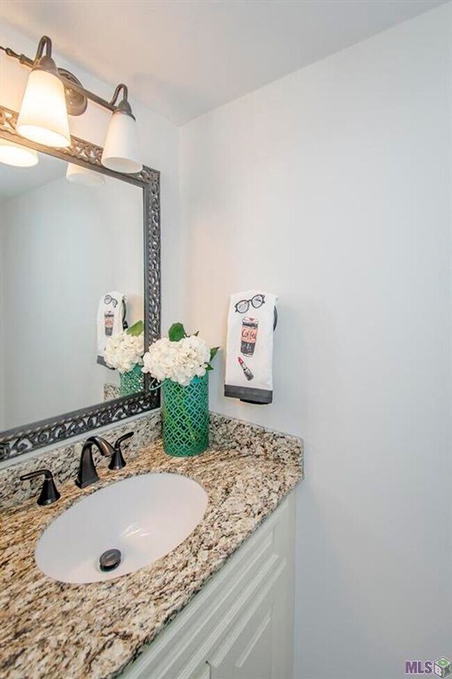 Building Photo - 2BR/2.5BA Corner Townhome – Near Woman’s H...