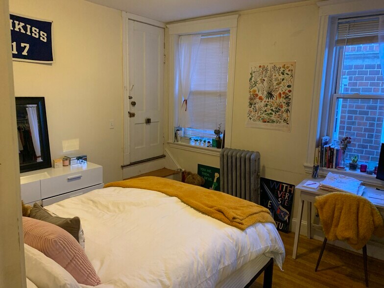 Building Photo - 62 Egmont St