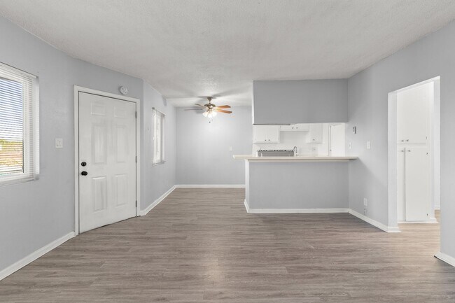 Primary Photo - 927 Daisy Avenue