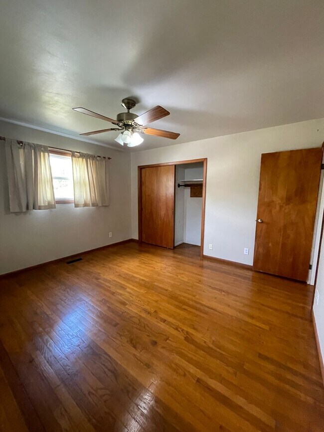 Building Photo - SINGLE FAMILY HOME - Fenced yard