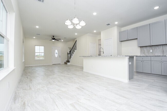 Building Photo - 2807 Topiary Ln
