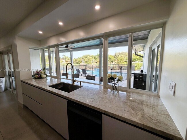 Building Photo - 10950 SW 40 Ct