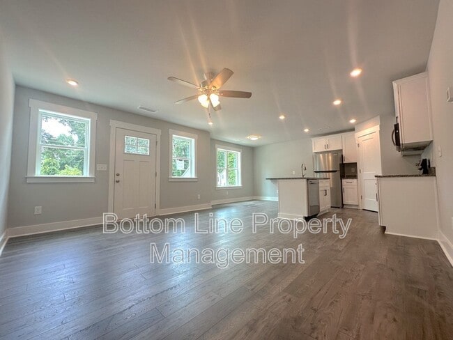 Building Photo - 2927 Burgess Dr