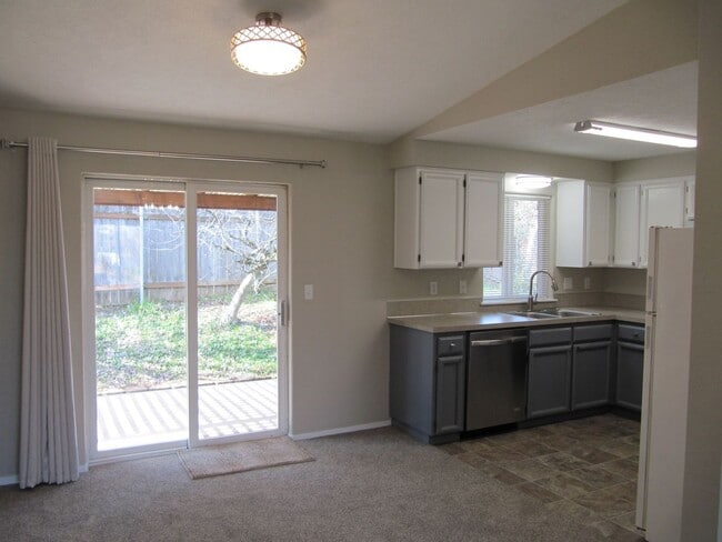 Building Photo - Three Bedroom Home on a Cul-de-sac, Landscaping Provided!