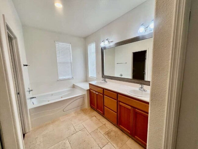 Building Photo - 668 Granite Ln