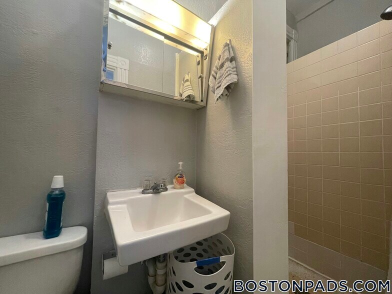 Building Photo - 40 Anderson St