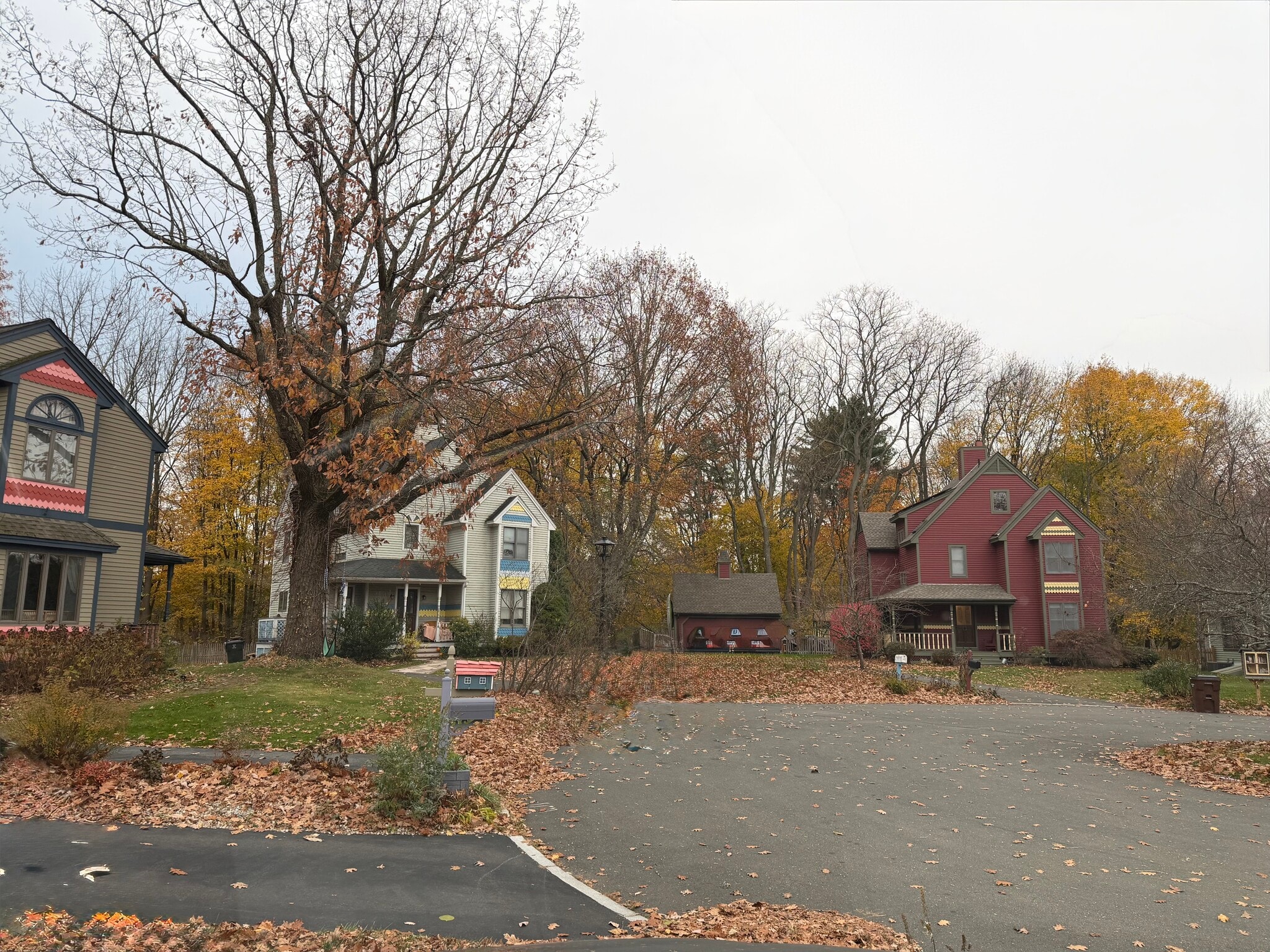 Neighbors to the right. - 20 Magnolia Hl