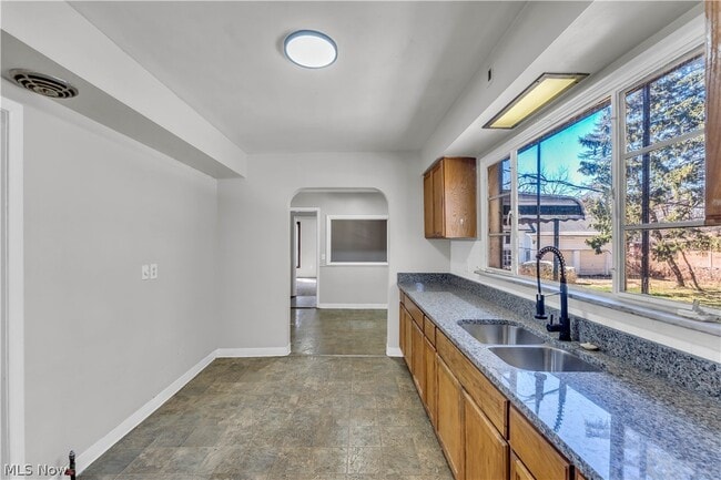 Building Photo - 2150 Glenridge Rd