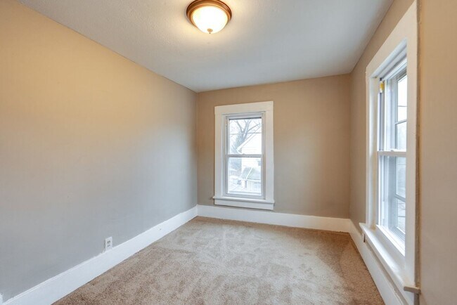 Building Photo - Spacious 3 Bedroom Akron Home