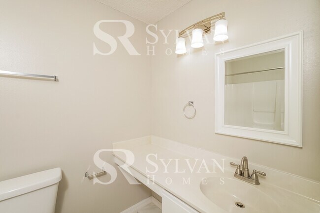 Building Photo - Don’t miss this Beautiful 3 Bedroom, 2 Bath home!