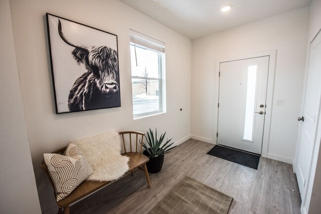 Building Photo - Summer Special! 4 Weeks Rent Free + $0 Down Deposit OAC 3 Bed 2.5 Bath Townhome in South Ogden