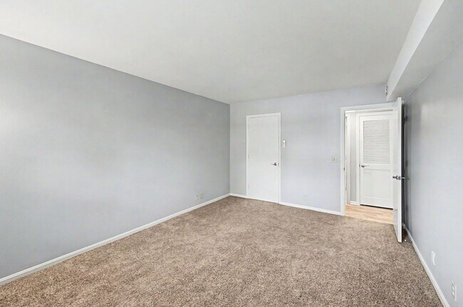 Building Photo - Fantastic 1BR/1BA condo in the desirable Georgetown Condominiums in the heart of Green Hills!