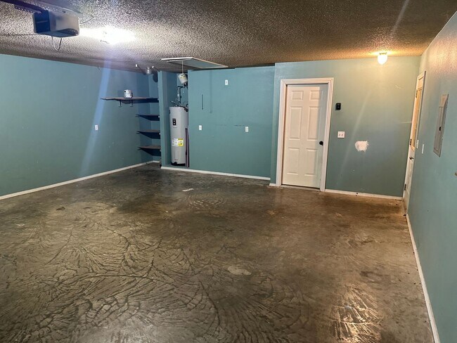 Building Photo - Available August 1st! 3-Bedroom, 2-Bathroom Home in East Rogers