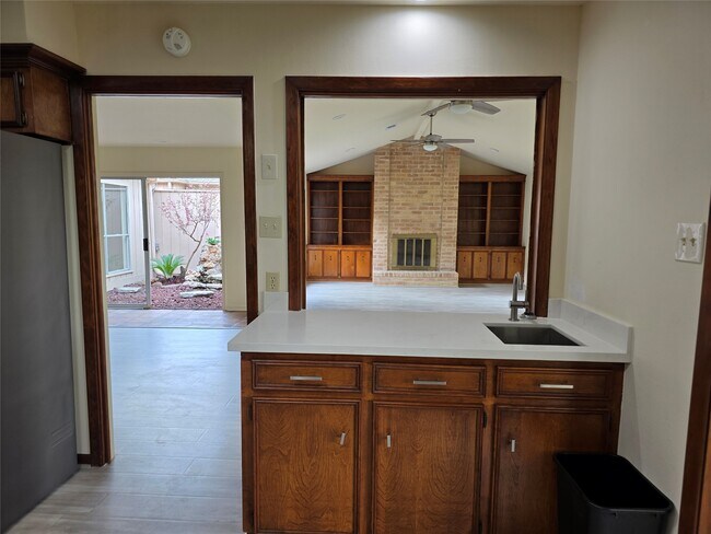 Building Photo - 406 Fox Briar Ln