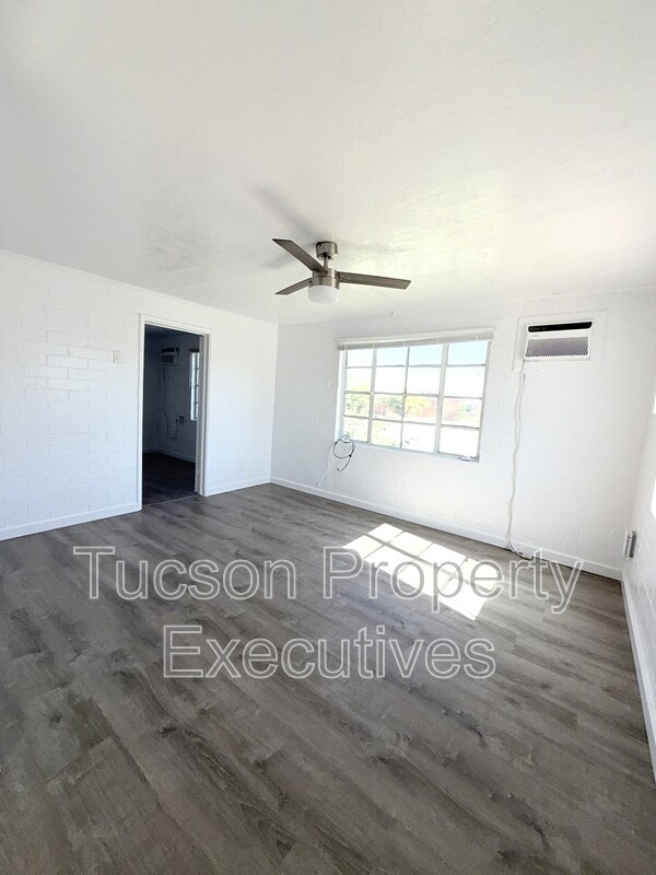 Building Photo - 130 E Delano St