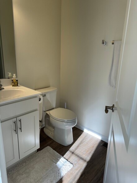 2nd bath with shower - 938 Lexington St