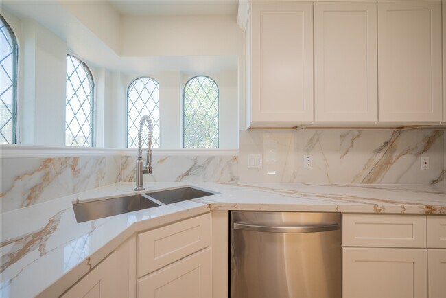 Building Photo - 1923 Big Horn Dr