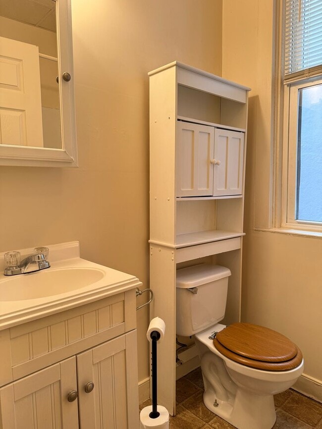 Building Photo - First Floor 1 Bedroom w/ BONUS ROOM and Ce...