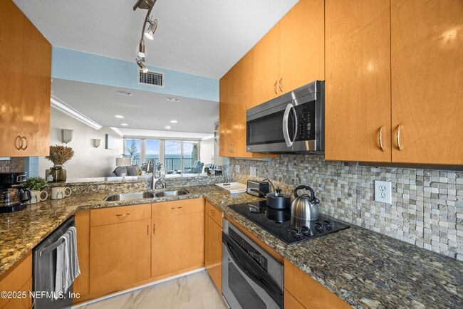 Building Photo - 2100 Ocean Dr S