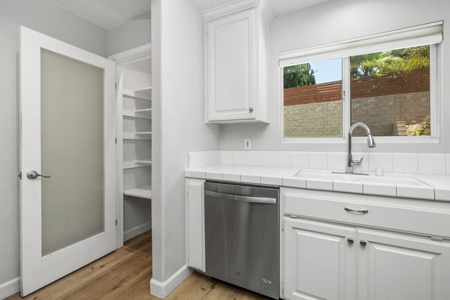 Building Photo - Beautiful 5 Bed, 2 Bath with Large Yard in Mount Helix!!