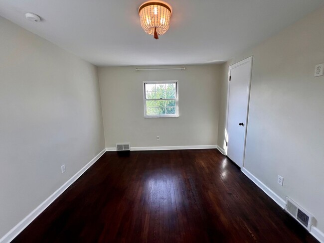 Building Photo - Brentwood - Stunning 3 Bedroom 2 Bathroom ...