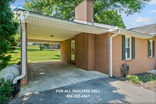 Building Photo - Spacious 4-Bedroom Home with Dual Kitchens...