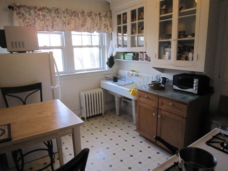 Interior Photo - 2-8 Lynwood Pl