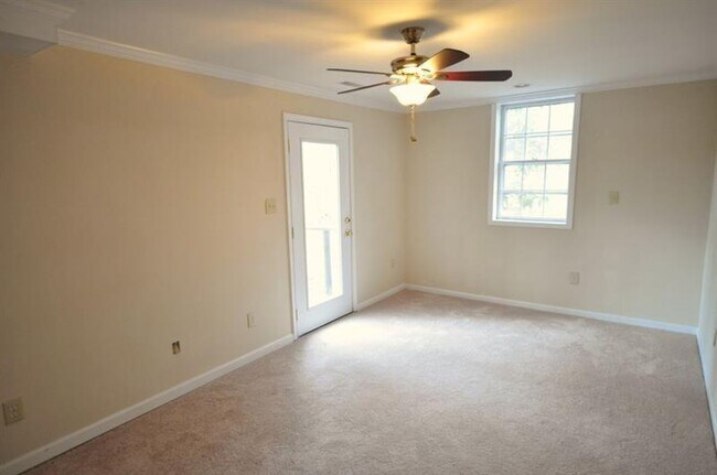 Building Photo - 4060 Summit Dr