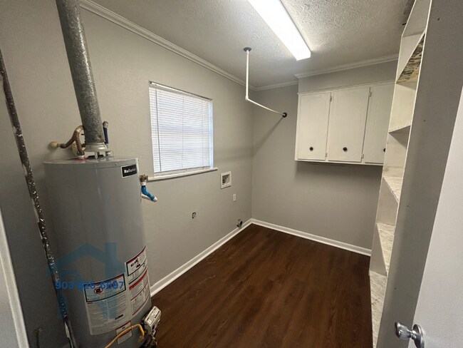 Building Photo - 1025 Crestview Dr S