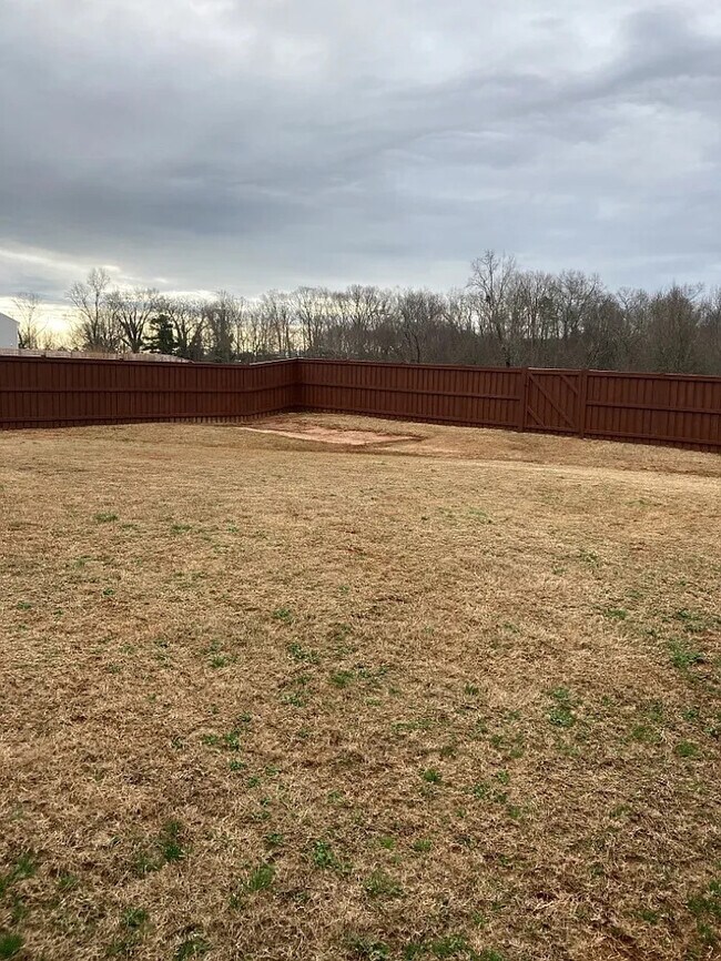 Building Photo - 5 Bedroom 2.5 Bathroom