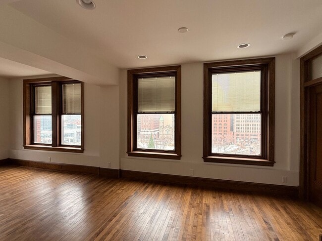 Building Photo - Beautiful and Spacious 3 BDRM 2 BATH Unit in the Heart of Public Square