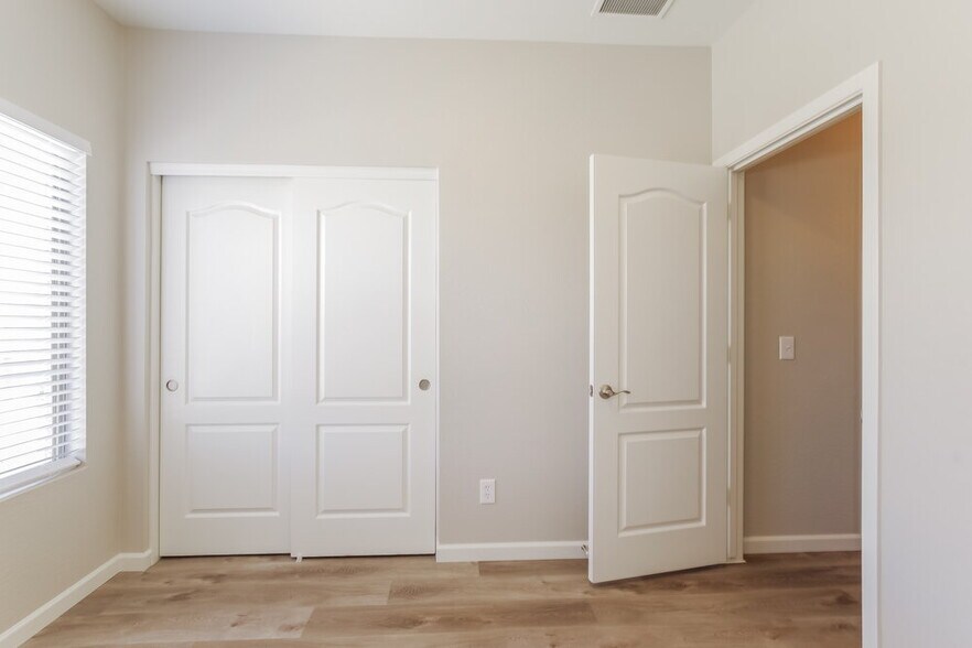 Building Photo - 13045 W Columbine Dr