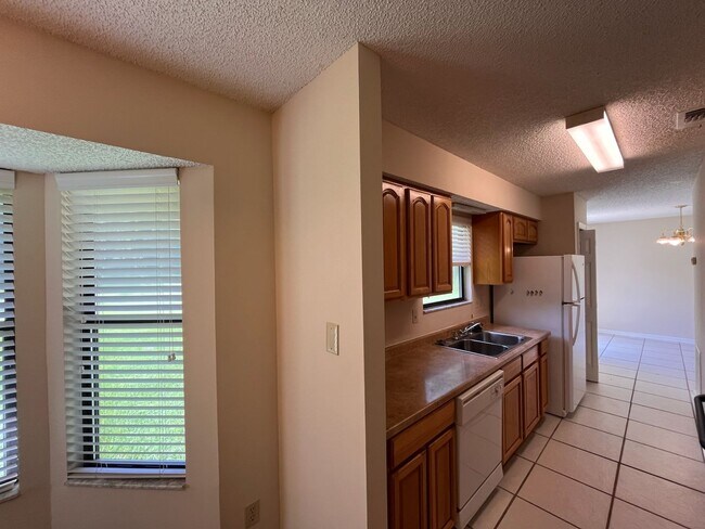 Building Photo - 3 Bedroom 2 Bath house with Garage Near Fl...